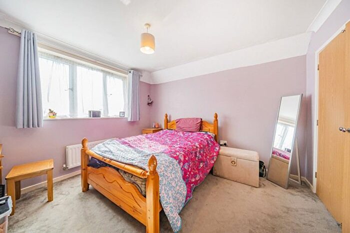 2 Bedroom Flat For Sale In Engineers Court, Reading, Berkshire, RG2