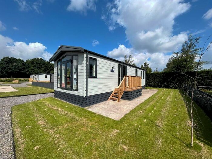 2 Bedroom Mobile/park Home For Sale In Feoffee Lane, Pocklington, York, YO42