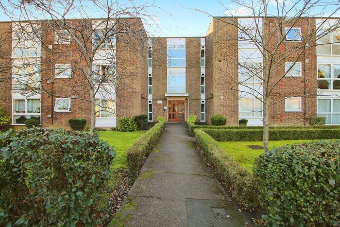 2 Bedroom Flat To Rent In Randolph Court, The Avenue, Hatch End, HA5