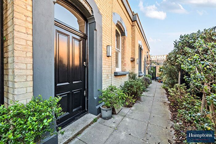 2 Bedroom Detached House For Sale In Edwards Passage, London, E1
