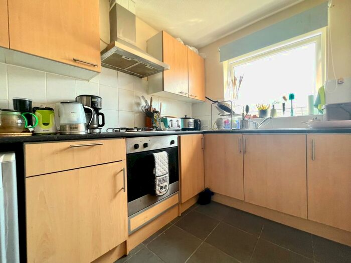 1 Bedroom Flat To Rent In Crusoe Road, Tooting, CR4