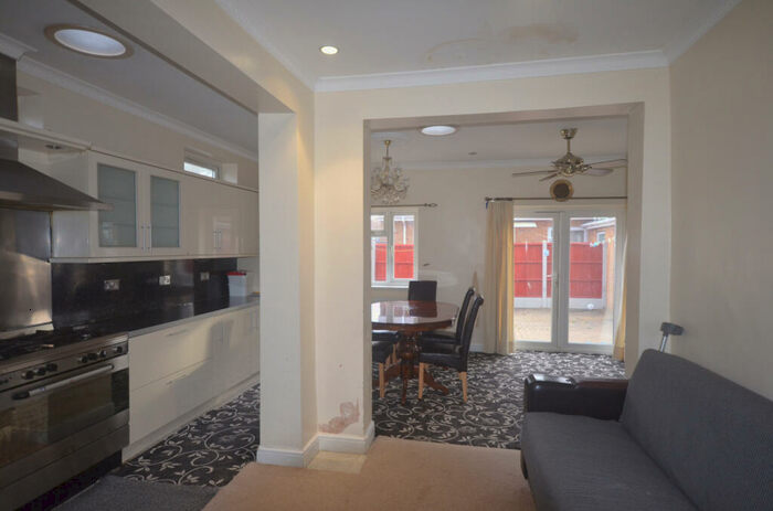 4 Bedroom End Of Terrace House To Rent In Icknield Drive, IG2