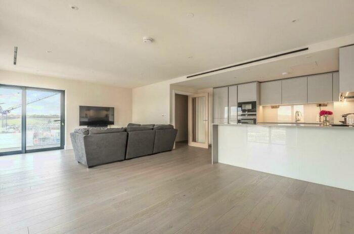 3 Bedroom Apartment For Sale In Beaufort Square, London, NW9