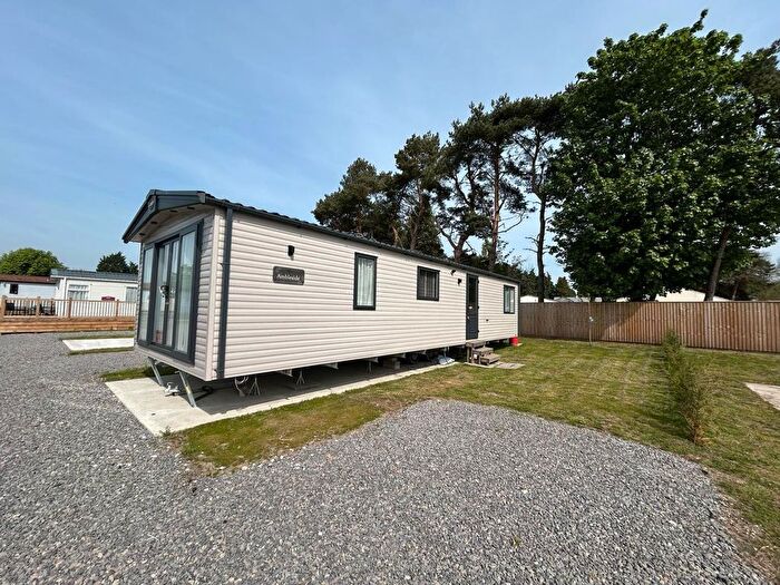 2 Bedroom Park Home For Sale In Hull Road, Wilberfoss, YO41