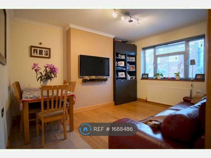 2 Bedroom Flat To Rent In Cranleigh House, London, SW20