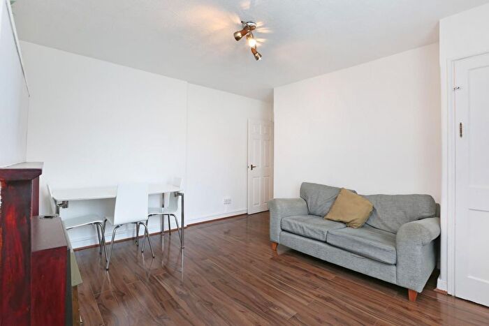 3 Bedroom Flat To Rent In Browning Street, London, SE17