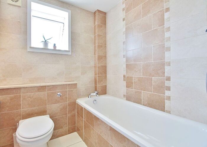 3 Bedroom Flat For Sale In Hepple Close, Isleworth, TW7