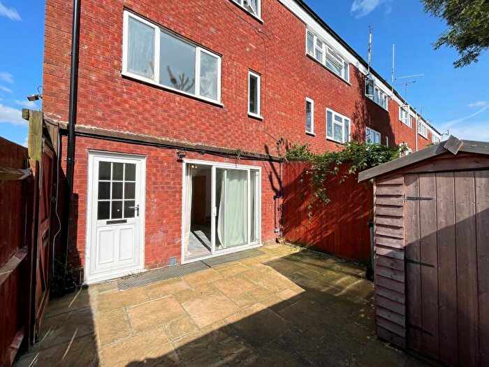5 Bedroom House To Rent In Elm Park Close, Houghton Regis, Dunstable, LU5