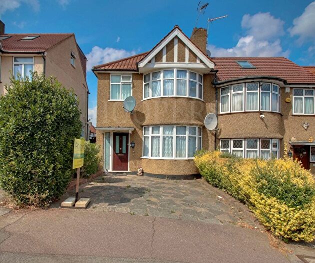 3 Bedroom End Of Terrace House For Sale In Wakemans Hill Avenue, London, NW9