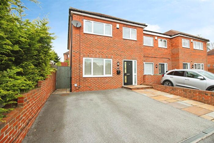 3 Bedroom Town House For Sale In Birch Grove, Kippax, Leeds, LS25