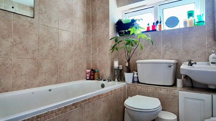 2 Bedroom Flat For Sale In Caburn Court, Crawley, West Sussex, RH11