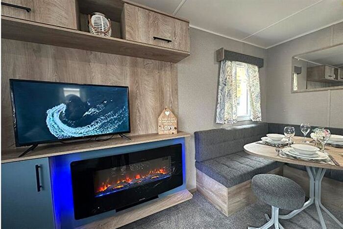 2 Bedroom Park Home For Sale In Mill Rythe Coastal Village, PO11