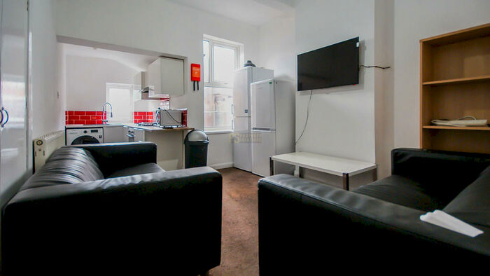 4 Bedroom Flat To Rent In Dawlish Road - Bath Student Property, B29