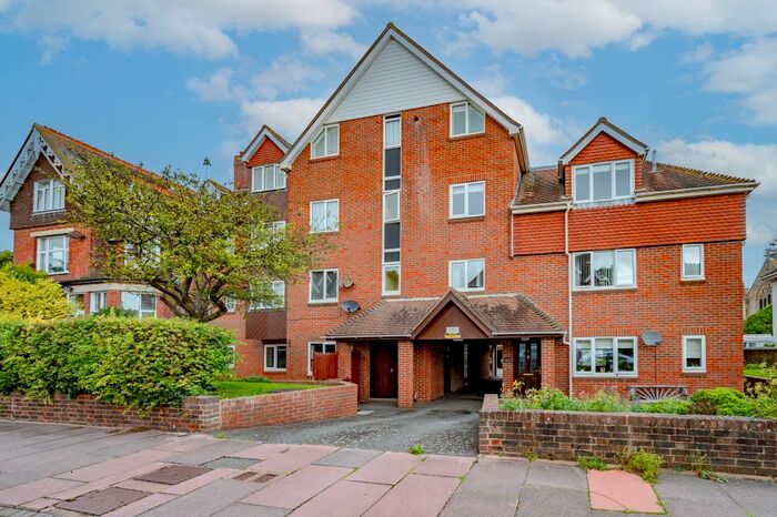 3 Bedroom Flat To Rent In Meads Road, Eastbourne, BN20