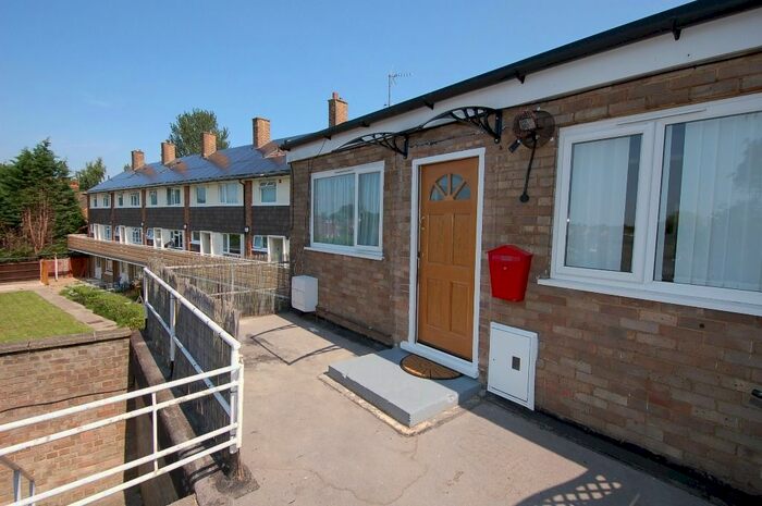 2 Bedroom Flat To Rent In Victoria Road, Knaphill, Woking GU21