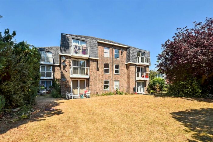2 Bedroom Flat To Rent In Victoria Court, Andover, SP10