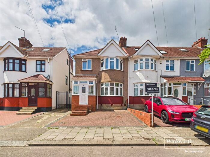 3 Bedroom End Of Terrace House For Sale In Holden Avenue, Kingsbury, London, NW9