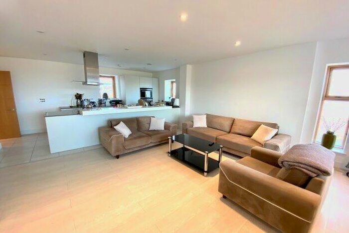 2 Bedroom Flat To Rent In Plas Bowles, Cardiff, CF11