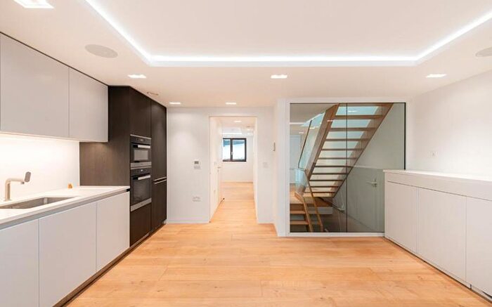 3 Bedroom Mews To Rent In Cornwall Terrace Mews, Marylebone, London, NW1