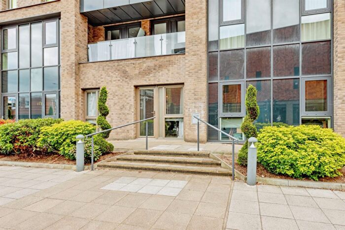 2 Bedroom Flat For Sale In Marketfield Way, Redhill, RH1