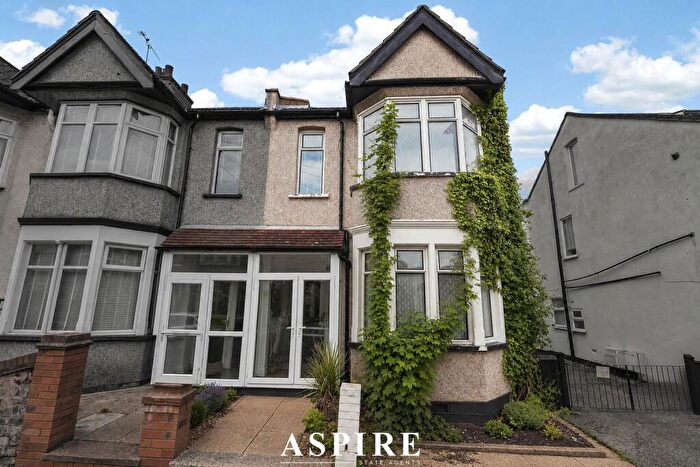 2 Bedroom End Of Terrace House For Sale In Glenwood Avenue, Westcliff-On-Sea, SS0