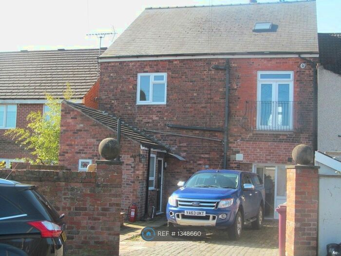 3 Bedroom Flat To Rent In Shirland, Alfreton, DE55