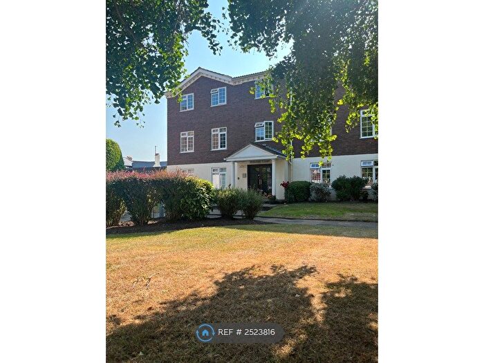 2 Bedroom Flat To Rent In Hillcrest, Weybridge, KT13
