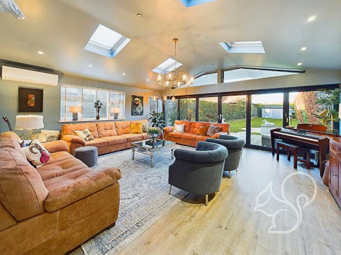 4 Bedroom Detached House For Sale In East Hanningfield Road, Rettendon Common, Chelmsford, CM3