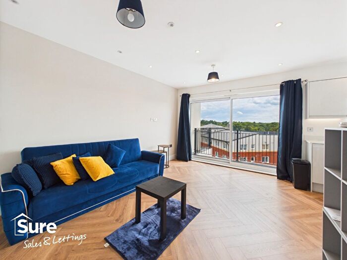 2 Bedroom Flat To Rent In Ashleigh Court, Solomons Hill, Rickmansworth, Hertfordshire, WD3