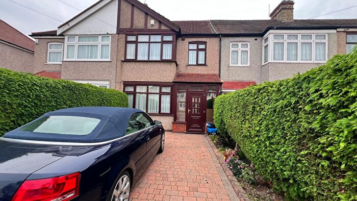 3 Bedroom Terraced House To Rent In Ilford, IG6