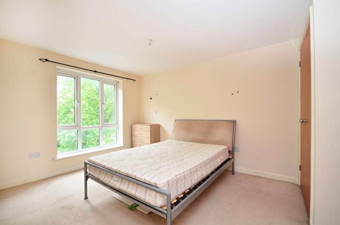 2 Bedroom Flat To Rent In St Georges Way, Peckham Rye, London, SE15