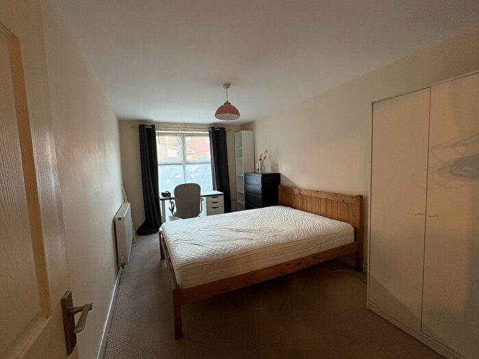 3 Bedroom Flat To Rent In Bed Student Flat In Melgate Close, Winton, BH9