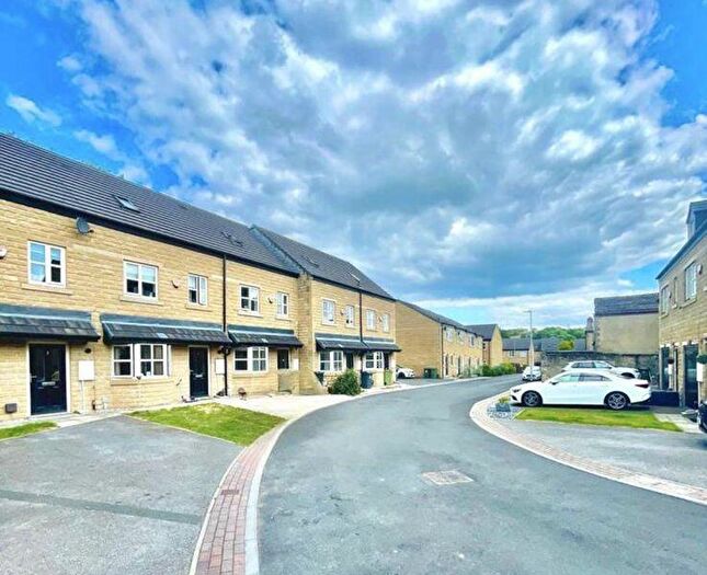 3 Bedroom Town House To Rent In Buttercup Drive, Cleckheaton, West Yorkshire, BD19