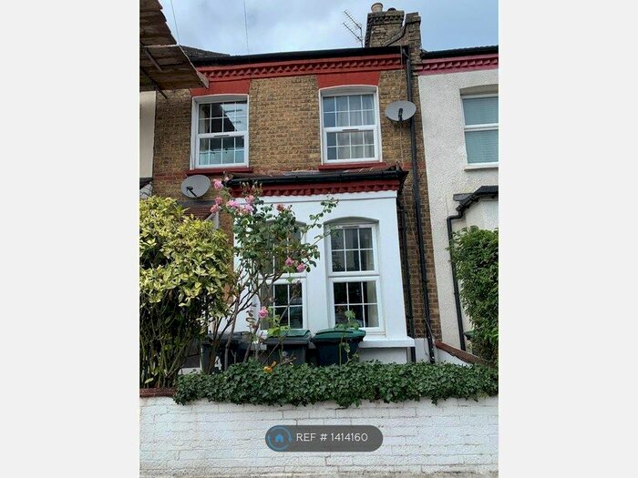 2 Bedroom Flat To Rent In Queens Road, London, N11