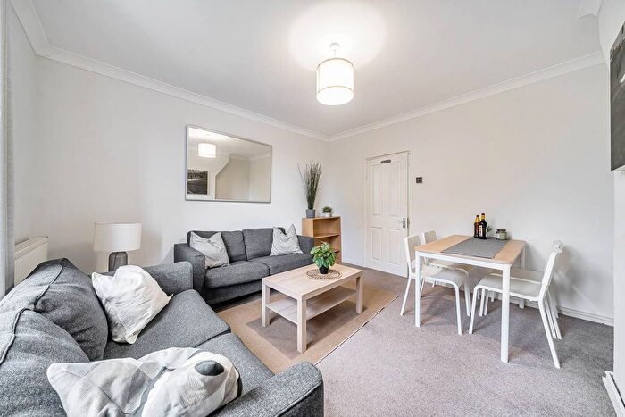 3 Bedroom Flat To Rent In Union Grove, Clapham, London, SW8