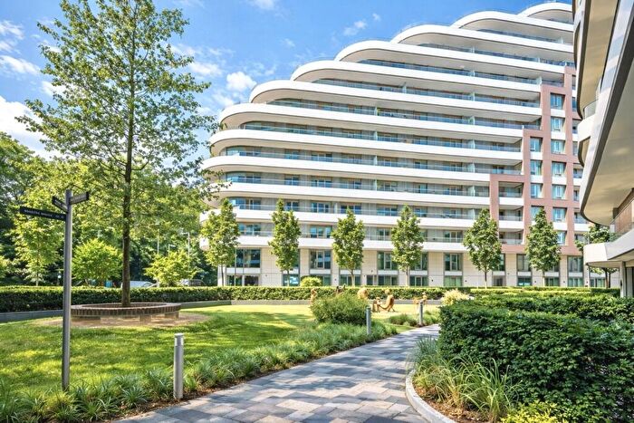 2 Bedroom Apartment For Sale In Queenstown Road, London, SW11