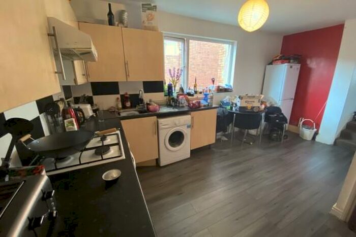 3 Bedroom Flat To Rent In Albany Road - Cardiff, CF24