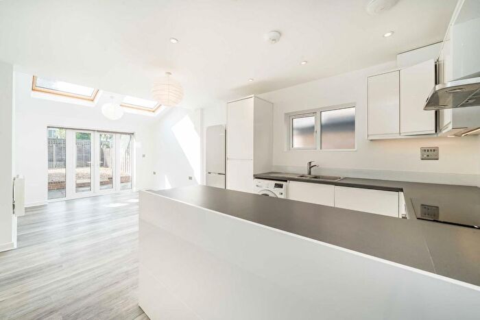 2 Bedroom Flat To Rent In Pathfield Road, Streatham, SW16