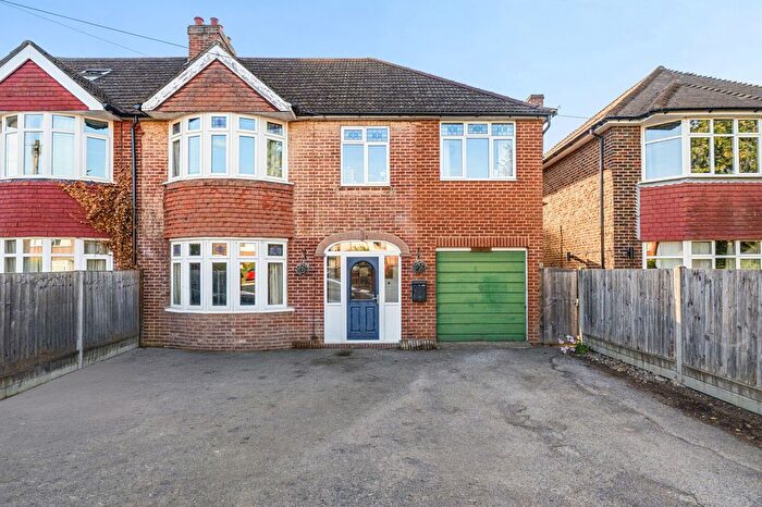 4 Bedroom Semi Detached House For Sale In Bagshot Road, Knaphill, Woking, GU21