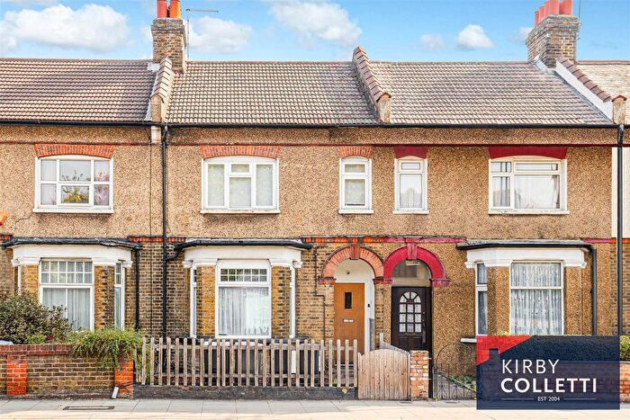 2 Bedroom Maisonette For Sale In Hertford Road, Waltham Cross, EN8