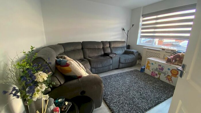 5 Bedroom Terraced House To Rent In Lynwood Drive, Romford, RM5