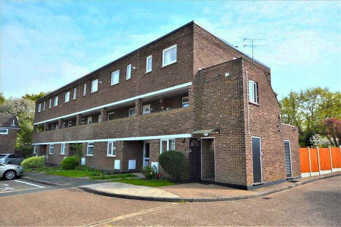 1 Bedroom Flat To Rent In Royal Oak Drive, Wickford, SS11