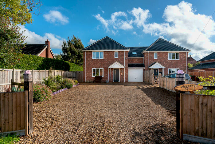 3 Bedroom Link Detached House For Sale In Norwich Road, Long Stratton, NR15