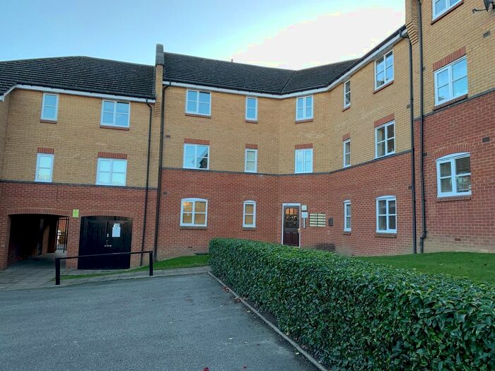 2 Bedroom Flat To Rent In Plomer Avenue, Hoddesdon, EN11
