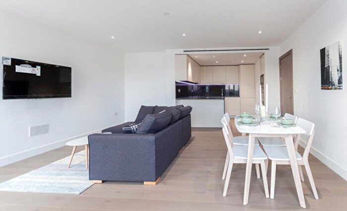2 Bedroom Apartment To Rent In Vaughan Way, London, E1W