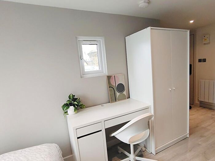 1 Bedroom Flat To Rent In Villiers Road, KT1