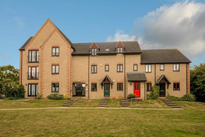 2 Bedroom Flat To Rent In Lakeside, Witney, OX28