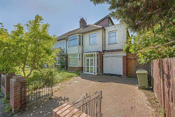 5 Bedroom Semi-Detached House For Sale In Kings Avenue, SW12