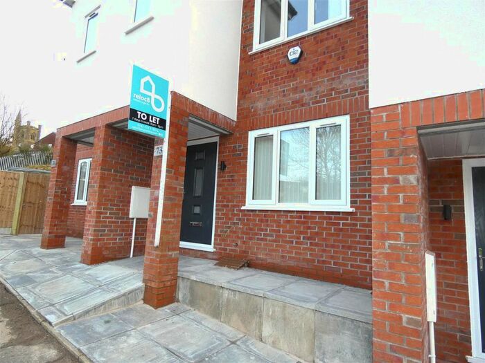 4 Bedroom Town House To Rent In Sholver Lane, Oldham, OL1