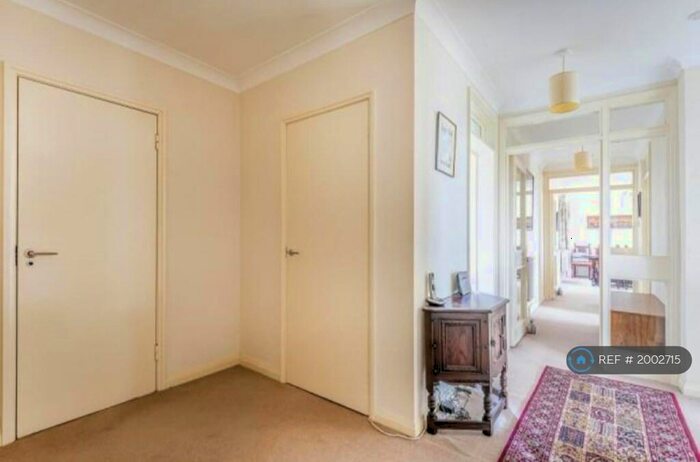 3 Bedroom Flat To Rent In Park Close, Oxford, OX2